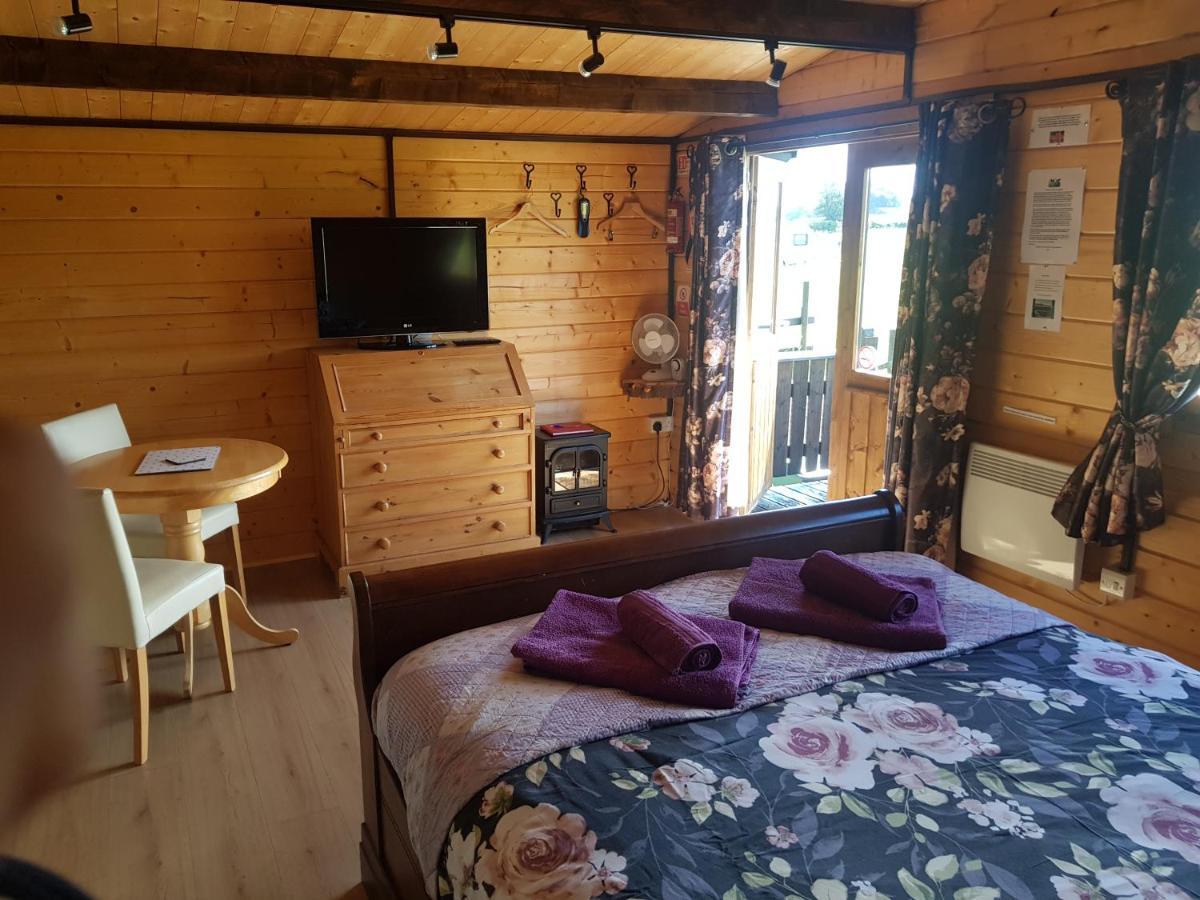 Country Bumpkin - Romantic Couples Stay In Oakhill Cabin ภายนอก รูปภาพ