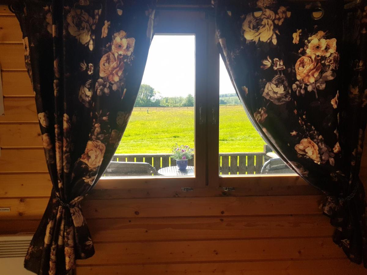 Country Bumpkin - Romantic Couples Stay In Oakhill Cabin ภายนอก รูปภาพ